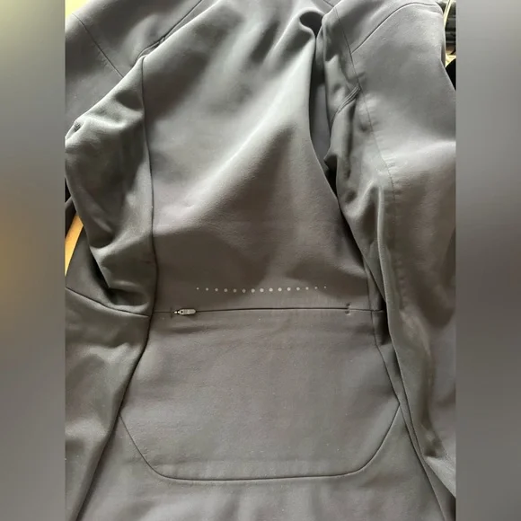 Lululemon Define Rain Jacket in Black, Size 8 - Picture 6 of 11
